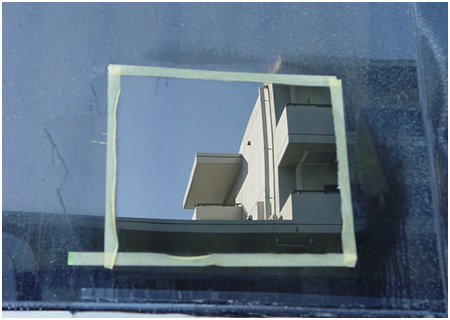 バスの窓ガラスの鱗状被膜除去